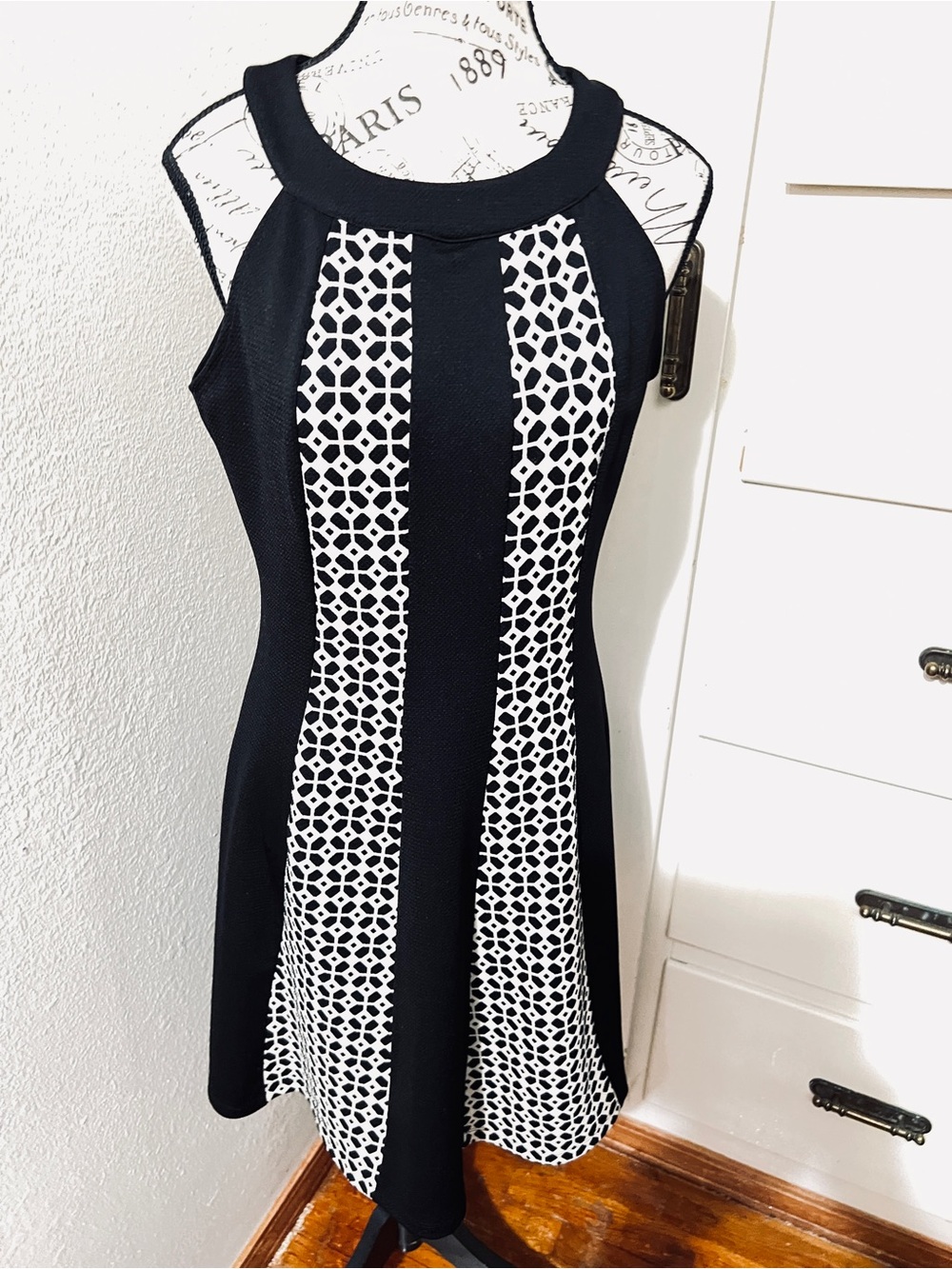 Enfocus Studio Black and White Sleeveless Patterned Mini Dress